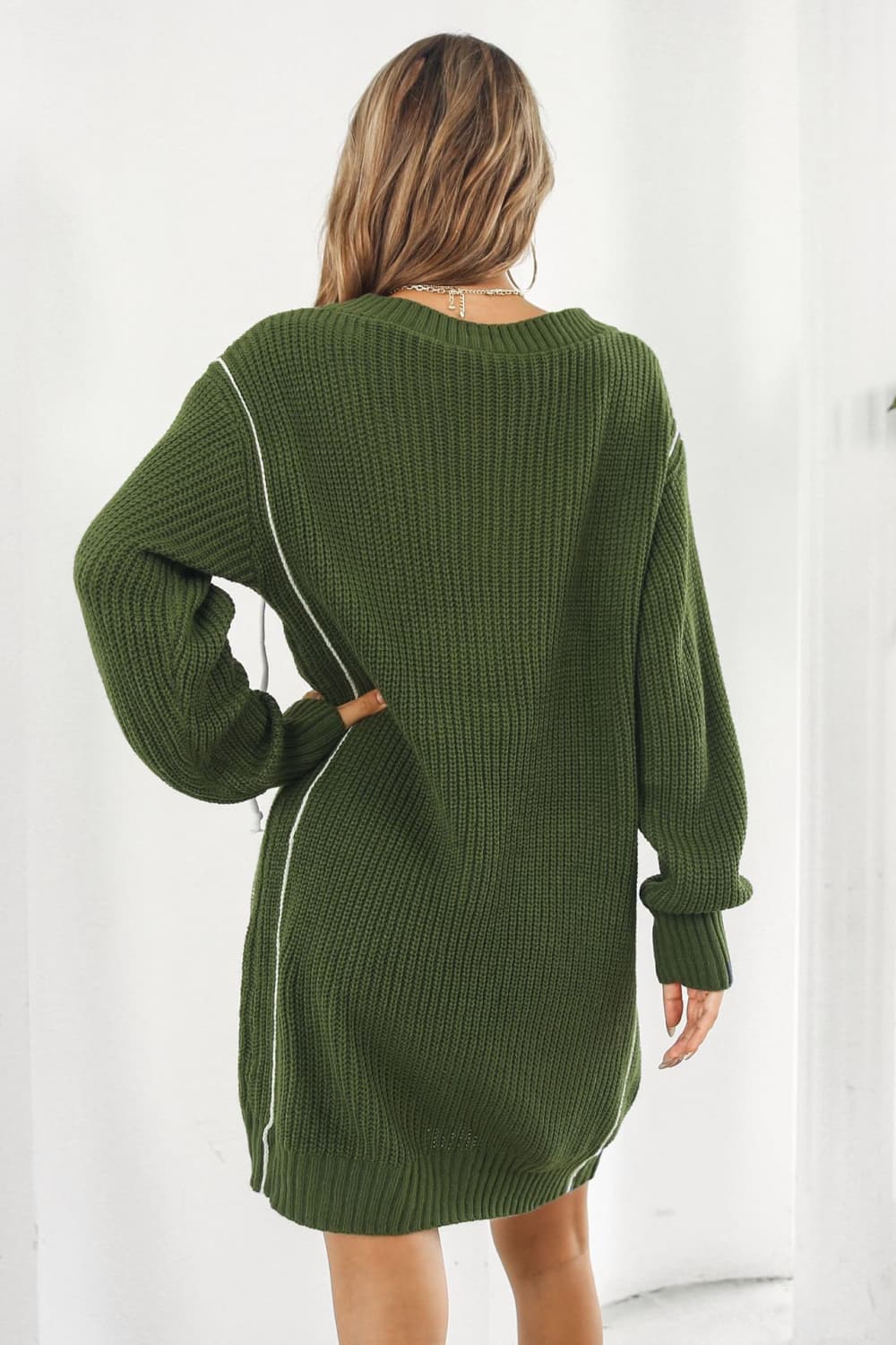 Pulloverkleid mit kontrastierendem V-Ausschnitt