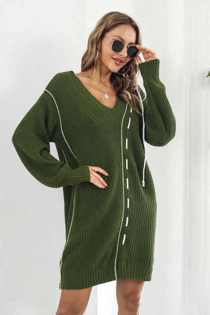 Pulloverkleid mit kontrastierendem V-Ausschnitt