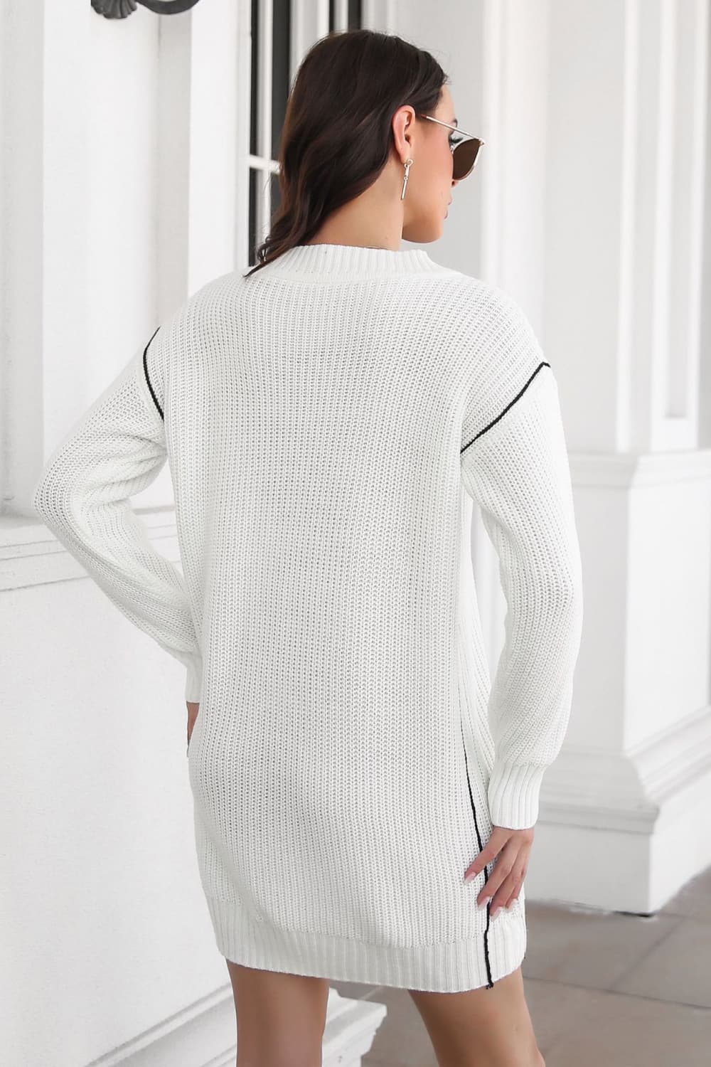 Pulloverkleid mit kontrastierendem V-Ausschnitt