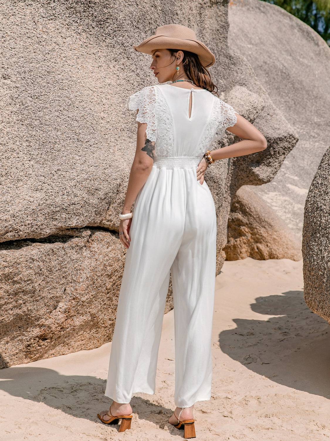 Jumpsuit mit tiefem Ausschnitt und Flügelärmeln und Spitzendetail