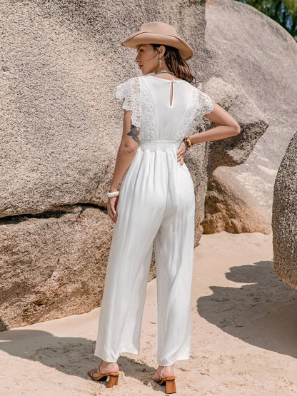 Jumpsuit mit tiefem Ausschnitt und Flügelärmeln und Spitzendetail