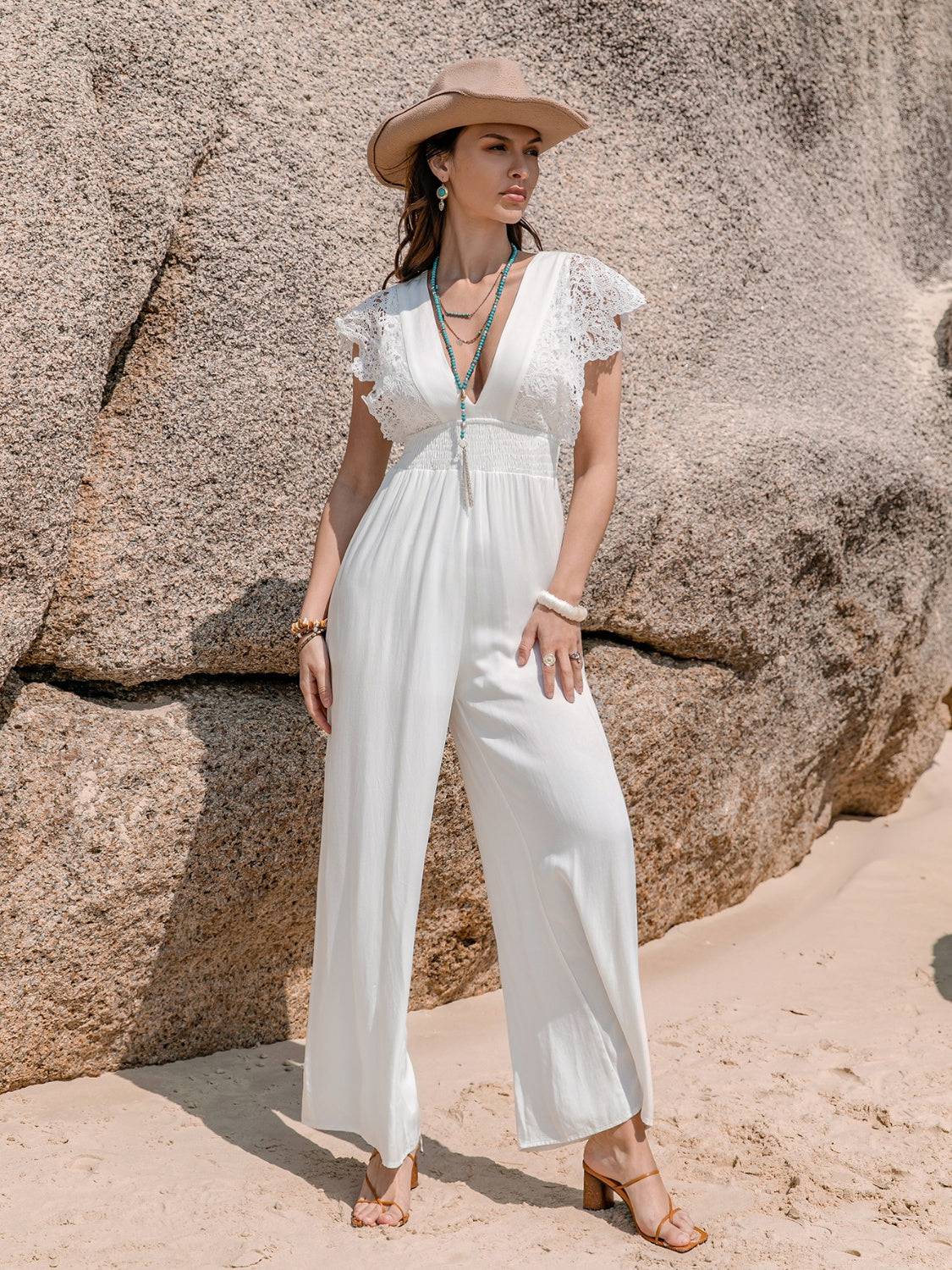 Jumpsuit mit tiefem Ausschnitt und Flügelärmeln und Spitzendetail