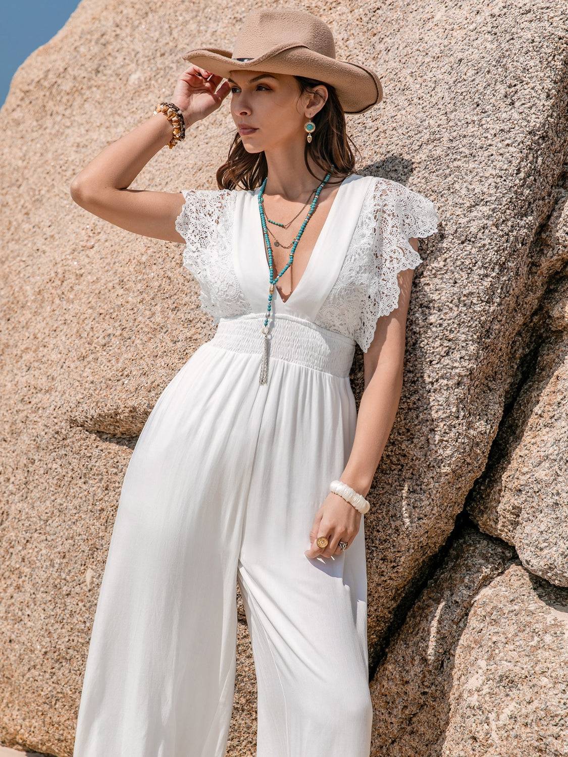 Jumpsuit mit tiefem Ausschnitt und Flügelärmeln und Spitzendetail