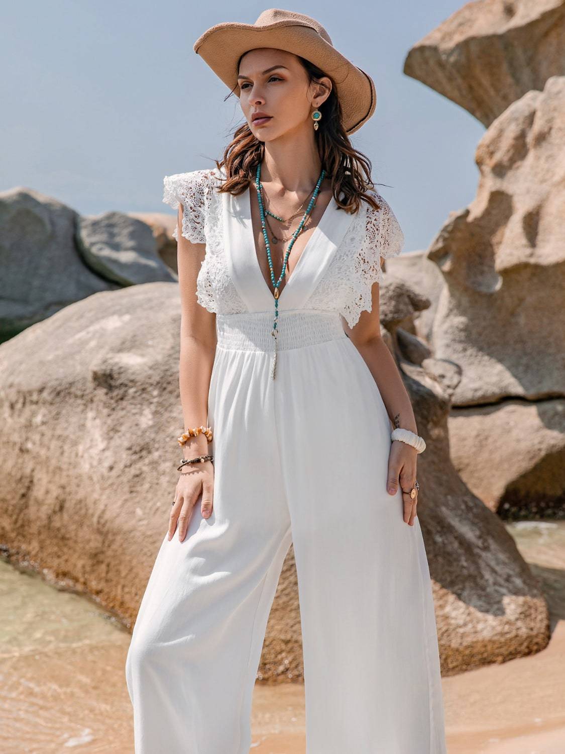Jumpsuit mit tiefem Ausschnitt und Flügelärmeln und Spitzendetail
